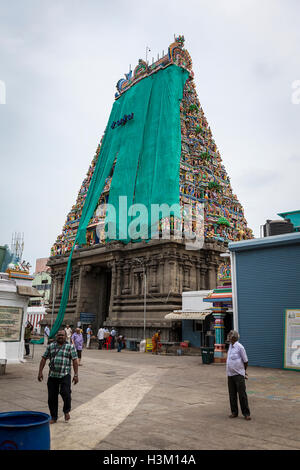 Innenansicht der Eingangsfassade der Kapaleeshwarar Tempel mit grünen Netzen abdecken, während Restaurierungsarbeiten durchgeführt Stockfoto