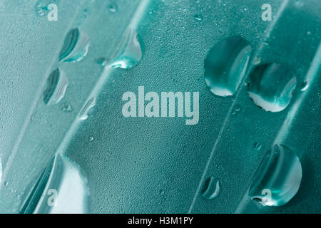 Abstraktes Bild von Kondenswasserperlen auf der Innenseite einer PTFE-Flasche. Konzept des Weltwassertages, Wasserhandelsmarkt, Wasser als Rohstoff. Stockfoto