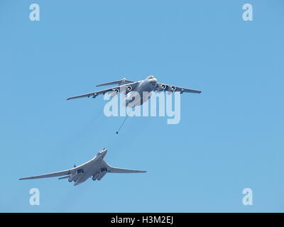 Betankung des russischen strategischen Bomber Tu-160 von der il-78-tanker Stockfoto