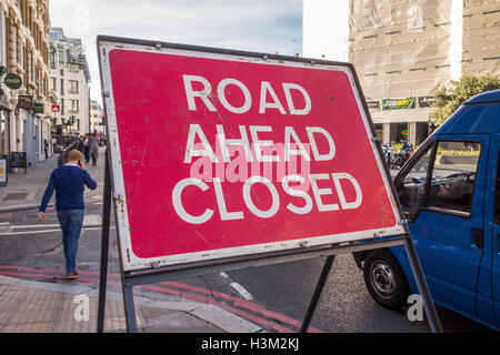 Straße weiter geschlossen Zeichen, London, UK Stockfoto