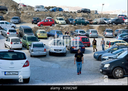 Autos parken auf Hügel außerhalb der Stadt Mykonos, Griechenland Stockfoto