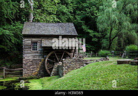 Historische Cuttalossa Farm und Tristmill Hütte in den Wäldern, Bucks County, Pennsylvania, PA USA, altes Landhaus historisches Haus, historische Bilder Stockfoto