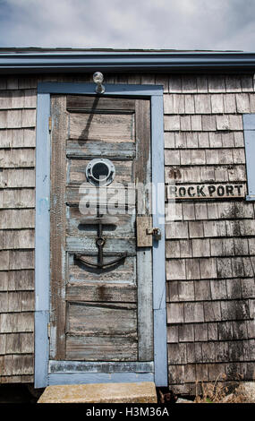 Close up Vintage Tür, ungewöhnliche Fischerei Hütte in Rockport, Massachusetts, USA, New England, American vintage Beach Spring Seaside Tür einzigartige Türen Stockfoto