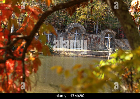 Camp Hydaway Lake, Virginia, USA. Drei Kreuze im Hintergrund Stockfoto