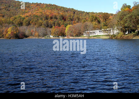 Blue Ridge Parkway, Virginia, USA. Blick auf die Gipfel der Otter Lodge und den Abbott Lake im Herbst. Stockfoto