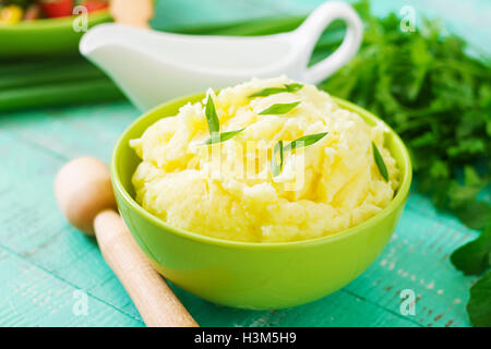 Frische Kartoffeln mit Schale Stockfoto