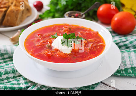 Traditionellen ukrainischen russischen pflanzlichen Borschtsch auf dem weißen Hintergrund Holz Stockfoto