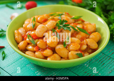 Weiße Bohnen mit Gemüse in Tomatensauce gedünstet Stockfoto