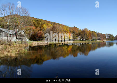 Blue Ridge Parkway, Virginia, USA. Blick auf die Gipfel der Otter Lodge und den Abbott Lake im Herbst. Stockfoto