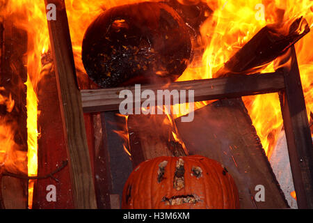 Halloween-Kürbisse brennend am Lagerfeuer im Dunkeln Stockfoto