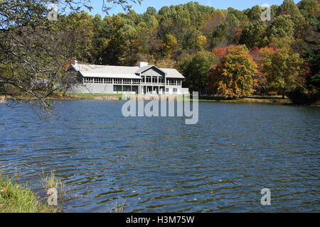 Blue Ridge Parkway, Virginia, USA. Blick auf das Restaurant Peaks of Otter und den Abbott Lake im Herbst. Stockfoto