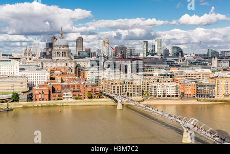 Blick auf St. Paul Kathedrale, die Millennium Bridge und die Innenstadt von London aus der obersten Etage der Tate Modern. Stockfoto