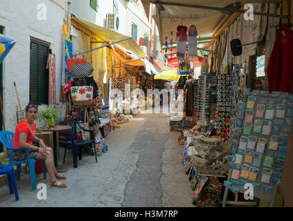 Schmale Seitenstraße Gasse mit touristischen Schnickschnack Läden Gaios Paxos Ionische Inseln Griechenland Stockfoto