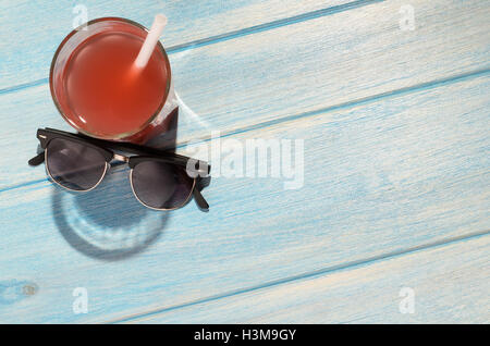 Smiley-Drink am Strand-Tabelle Stockfoto