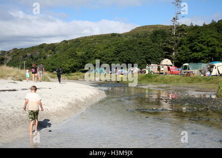 Wild campen in Calgary Bay auf der Isle of Mull in unserem verprügeln alten Wohnmobil Stockfoto