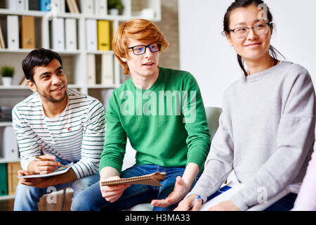 Gruppe von Studenten, Dozenten anhören Stockfoto
