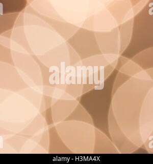 Weiße Weihnachtslichter auf einem Weihnachtsbaum werden zum Erstellen einer festlichen Thema oder Hintergrund unscharf geblasen. Stockfoto