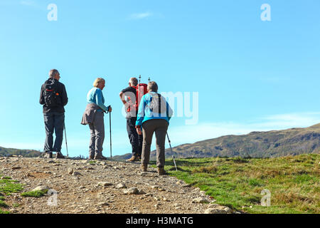 Vier ältere Wanderer auf dem Gipfel eines Hügels im englischen Lake District Cumbria England UK Stockfoto