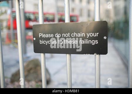 Die Kette nicht Ihr Fahrrad diese Geländer Zeichen in Westminster. Sonnigen morgen im Oktober. © Paul Quayle Stockfoto