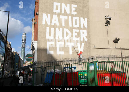 Banksy graffiti Artwork eine Nation unter CCTV, an der Wand auf Newman Street, London, England, UK, Europa. Graffiti, Graffiti, auf, Straße, Straßen, Stockfoto