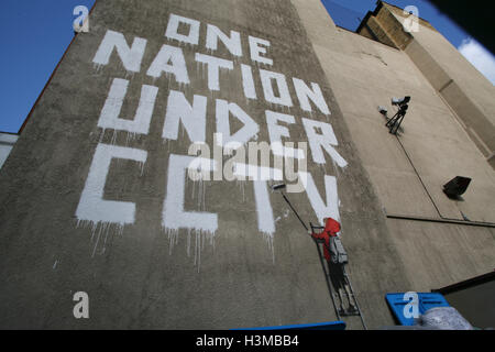 Banksy graffiti Artwork eine Nation unter CCTV, an der Wand auf Newman Street, London, England, UK, Europa. Graffiti, Graffiti, auf, Straße, Straßen, Stockfoto