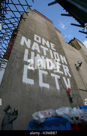 Banksy graffiti Artwork eine Nation unter CCTV, an der Wand auf Newman Street, London, England, UK, Europa. Graffiti, Graffiti, auf, Straße, Straßen, Stockfoto