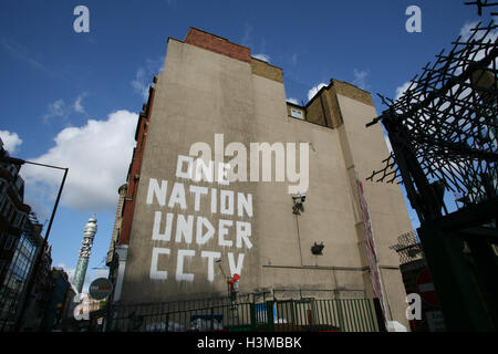 Banksy graffiti Artwork eine Nation unter CCTV, an der Wand auf Newman Street, London, England, UK, Europa. Graffiti, Graffiti, auf, Straße, Straßen, Stockfoto