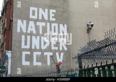 Banksy graffiti Artwork eine Nation unter CCTV, an der Wand auf Newman Street, London, England, UK, Europa. Graffiti, Graffiti, auf, Straße, Straßen, Stockfoto