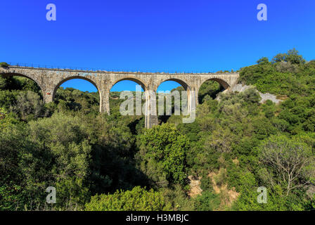 alte Eisenbahn-Bogenbrücke auf Peloponnes, Griechenland Stockfoto