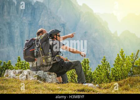 Wanderer und Biker auf den felsigen Klippen, die Aussicht genießen. Scenic Bergtour. Stockfoto