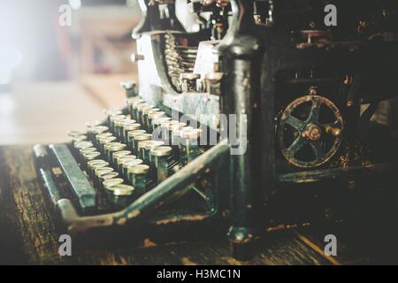 Rostig und staubigen Vintage Schreibmaschine auf Tabelle. Retro-Schreibmaschine. Stockfoto