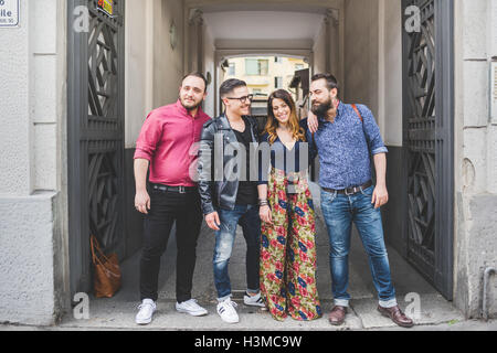 Gruppe von Freunden vor dem Gebäude Eingang Stockfoto
