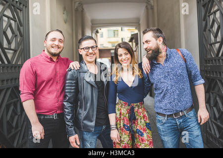 Gruppe von Freunden vor dem Gebäude Eingang Stockfoto