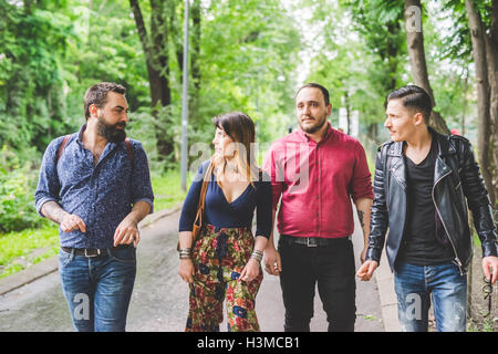 Gruppe von Freunden zu Fuß im park Stockfoto