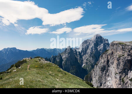 Blick vom BASE-jumping vor Ort zu Klippen auf der anderen Seite des Tals, Col di Pra, Italienische Alpen, Alleghe, Belluno, Italien Stockfoto