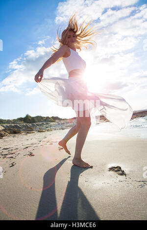 Frau am Strand tanzen Stockfoto