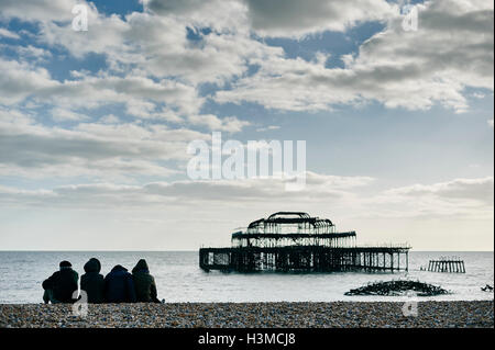 Touristen, die Entspannung am Strand von Brighton, England Stockfoto