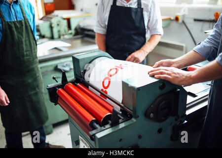 Handwerker wie Letterpress Maschine in Buch-Kunst-Workshop, Mittelteil verwenden angezeigt wird Stockfoto