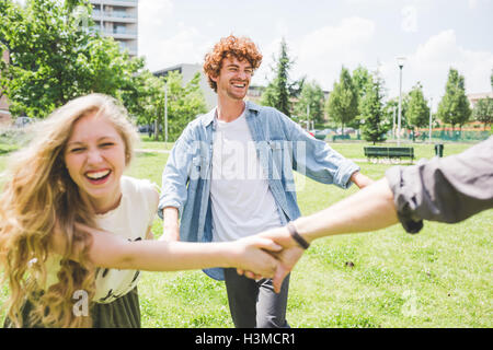 Kreis der Freunde tanzen im park Stockfoto