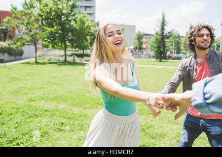 Kreis der Freunde tanzen im park Stockfoto