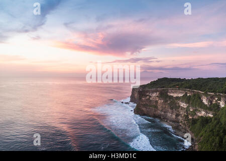 Erhöhten Blick auf Klippen und Meer bei Sonnenuntergang, Uluwatu, Bali, Indonesien Stockfoto