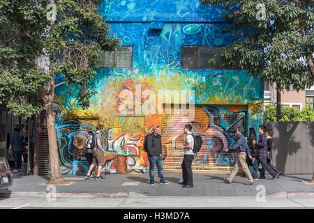 Allgemeine street view zeigt Wandbild und Leute auf der Valencia Street, San Francisco, CA, USA Stockfoto