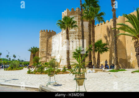 Die alten Stadtmauern von Sfax, umgeben von tropischem Garten in Sfax. Stockfoto