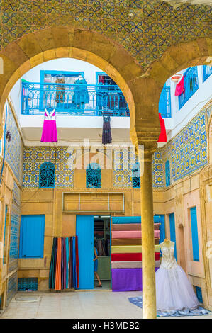 Innenhof des alten schönen Herrenhaus in einem großen Drapierung Geschäft mit der Hochzeitssalon in Sfax umgewandelt. Stockfoto