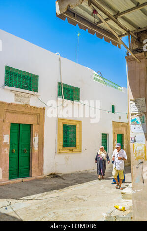 Die arabischen Medina besteht aus dem Labyrinth der engen Gassen mit den kleinen alten Gebäuden in Sfax. Stockfoto