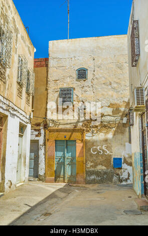 Einige Nachbarschaften von Medina bestehen aus den Slums, die ältesten Gebäude der Stadt Sfax sind. Stockfoto