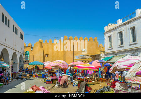 Der Souk an Bab Jebli Toren nicht touristische Destination, so ist es völlig anders als ordentliches und sauberes Resort Märkte in Sfax. Stockfoto