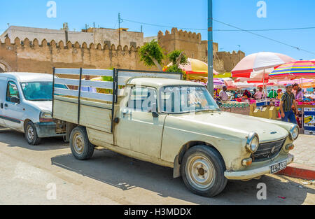 Der alten Pickup in den Souk, am Bab Jebli Tore in Sfax geparkt. Stockfoto