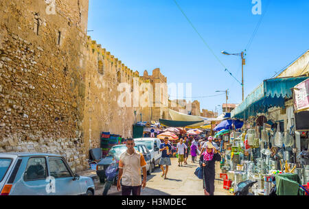 Die Hälfte aller Medina Wände in der Stadt, umgeben von den Outdoor-Markt in Sfax Stockfoto