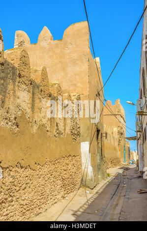 Die alte Nachbarschaft in Sfax Medina mit der Familie Werkstätten und Lagerhallen an der Grenze mit Stadtmauer, Tunesien. Stockfoto